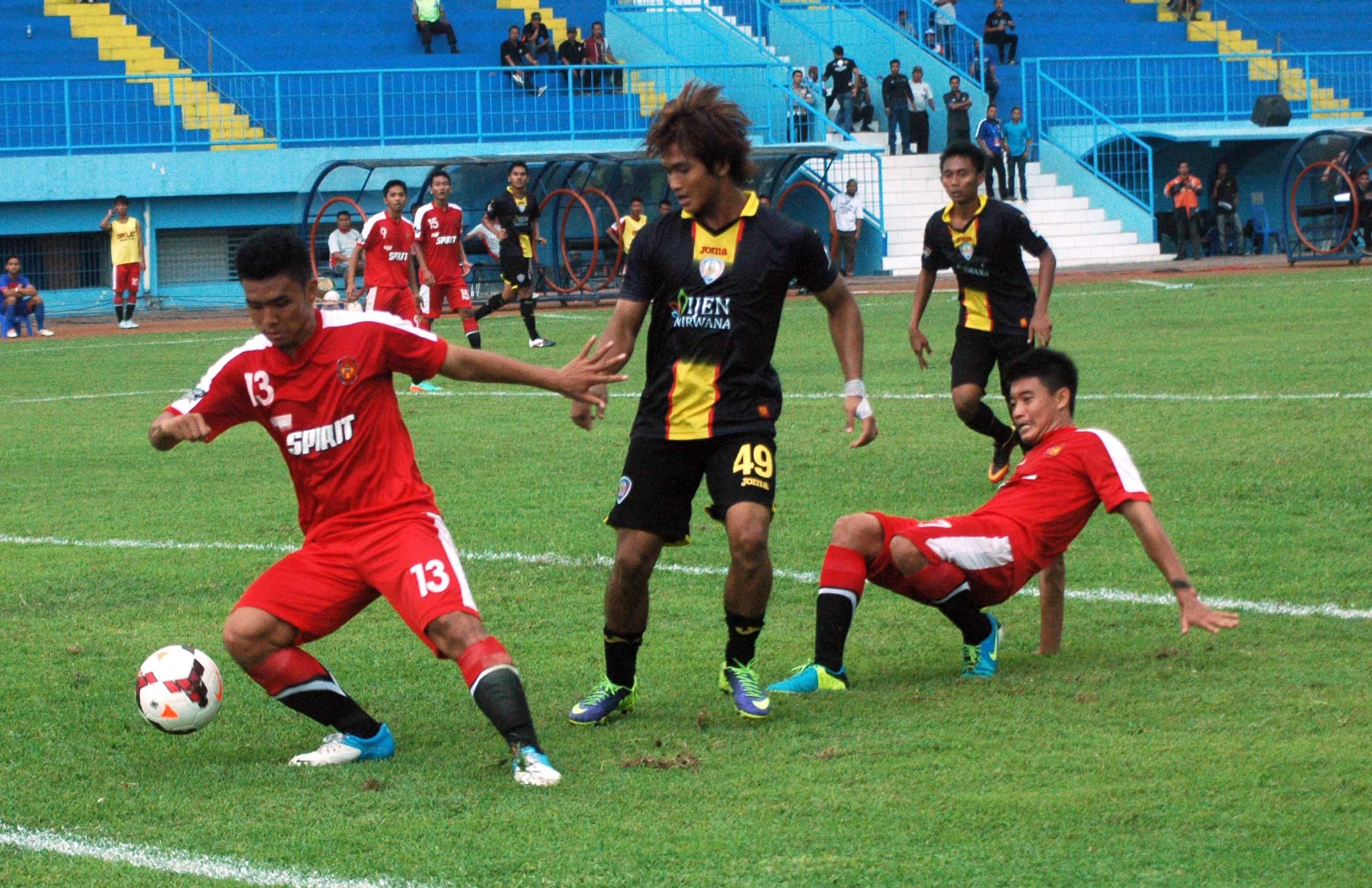 Striker Arema Cronus U-21, Rio Andri Awan (nomor 49), beraksi saat timnya menghadapi Persiba Bantul U-21 di Stadion Kanjuruhann, pada 8 Mei 2014. Copyright: &copy; Ardiyansyah/INDOSPORT